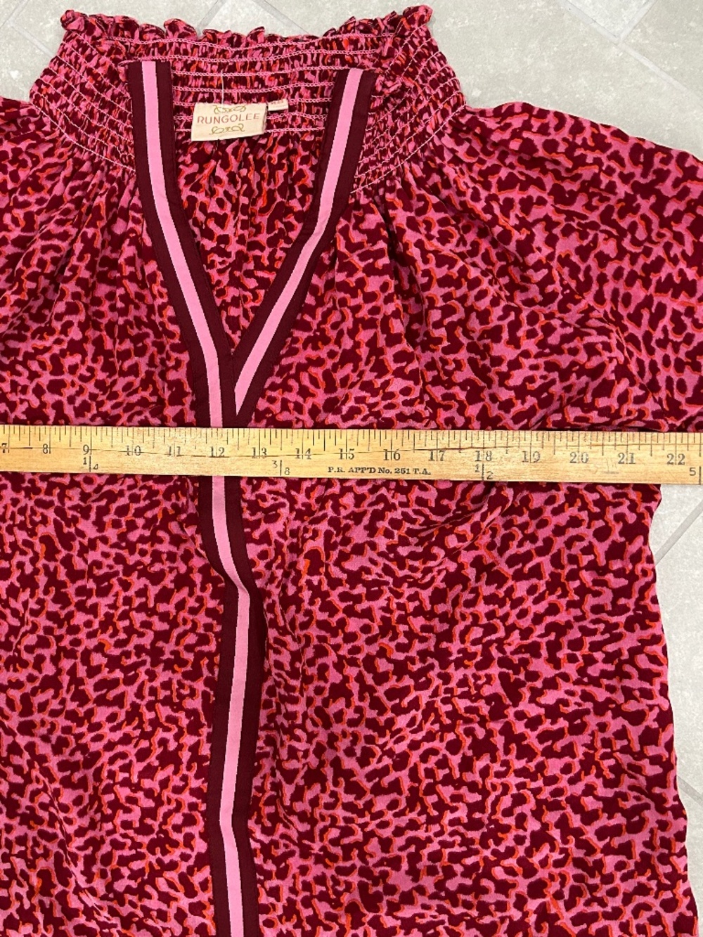 Rungolee Aspen XS Women EUC v-neck long slv top blouse in pink silk pattern